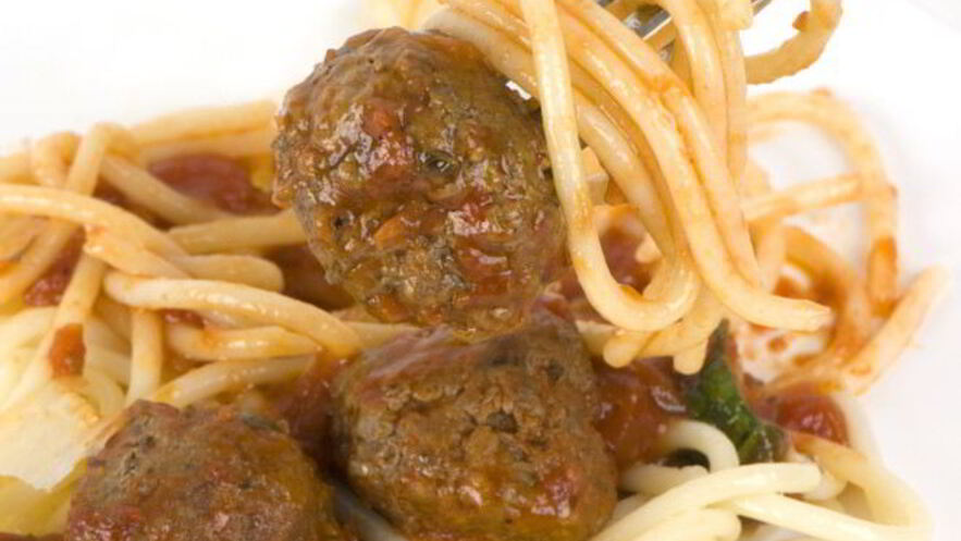 Рецепт тефтелей с гречкой и соусом из томатов и сметаны