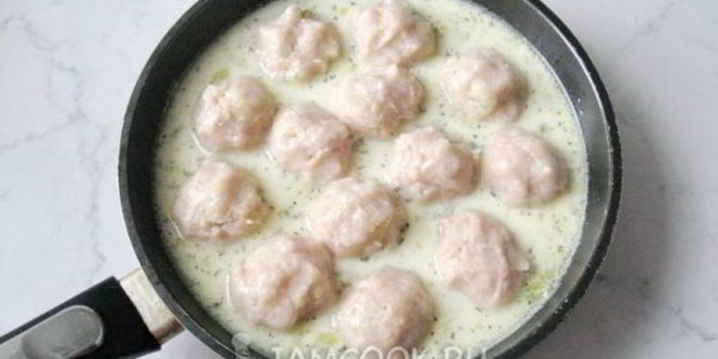 Рецепт тефтелей с яблоками в сметанном соусе