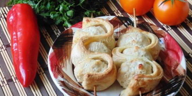 Рецепт тефтелей со слоеным тестом на шпажках