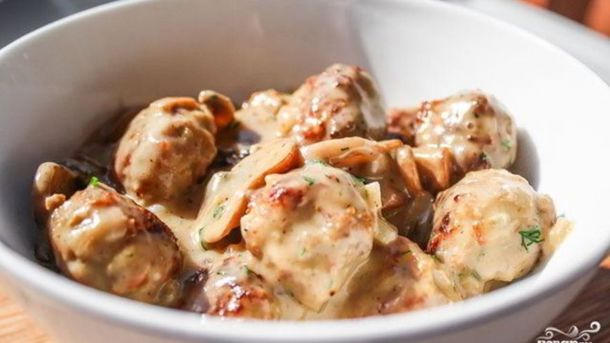 Рецепт тефтелей в сливочно-грибном соусе