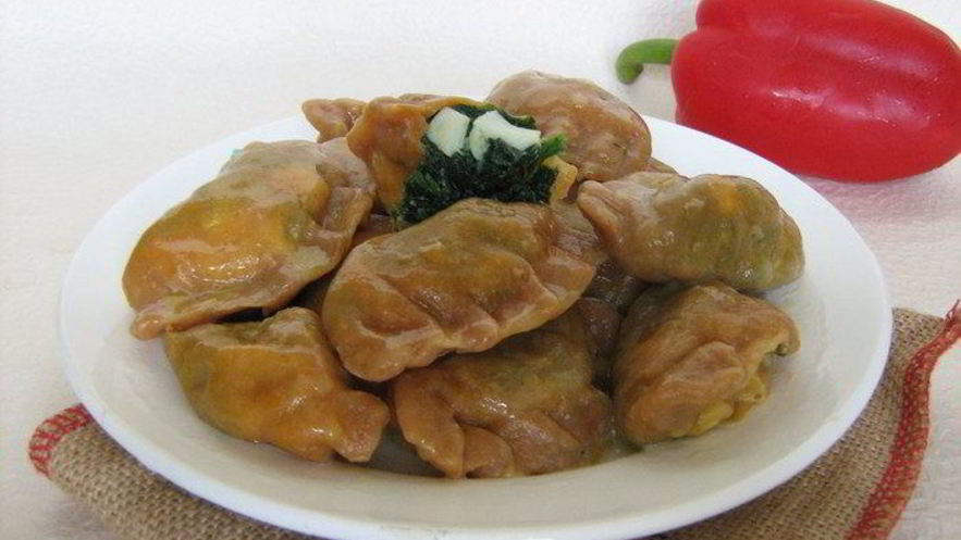 Рецепт красных вареников со шпинатом и яйцом