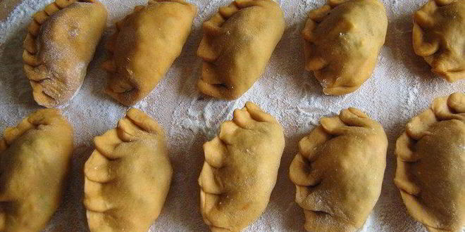 Рецепт красных вареников со шпинатом и яйцом