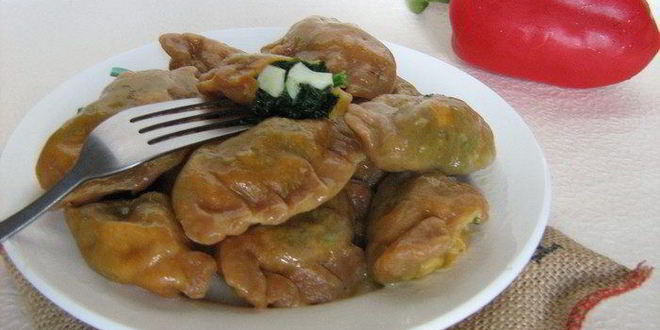 Рецепт красных вареников со шпинатом и яйцом