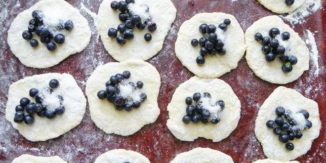 Рецепт паровых вареников с черникой