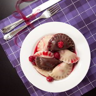 Рецепт Постных вареников с вишней, шоколадом и вишневым соусом