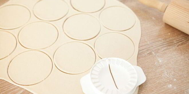 Рецепт постных вареников с вишней, шоколадом и вишневым соусом