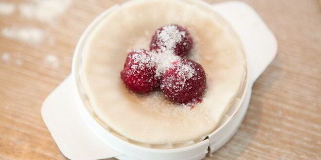 Рецепт постных вареников с вишней, шоколадом и вишневым соусом