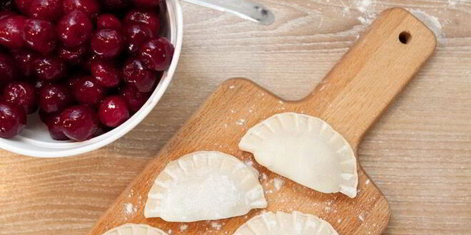 Рецепт постных вареников с вишней, шоколадом и вишневым соусом