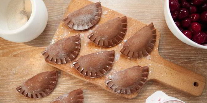 Рецепт постных вареников с вишней, шоколадом и вишневым соусом
