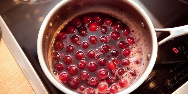 Рецепт постных вареников с вишней, шоколадом и вишневым соусом