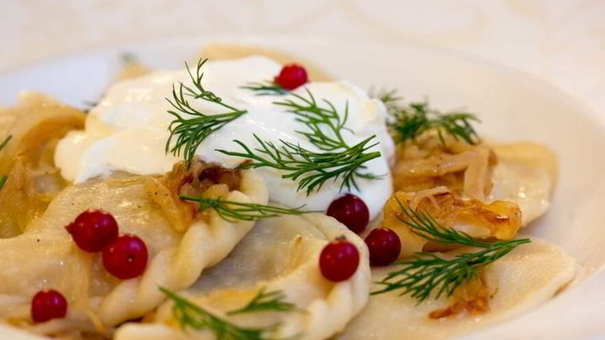 Рецепт вареников с кислой капустой и мятым картофелем