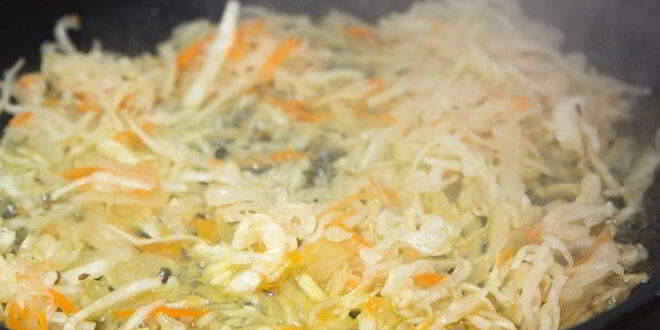 Рецепт вареников с кислой капустой и мятым картофелем