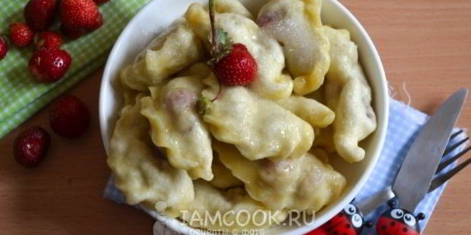 Рецепт вареников с клубникой на кефире