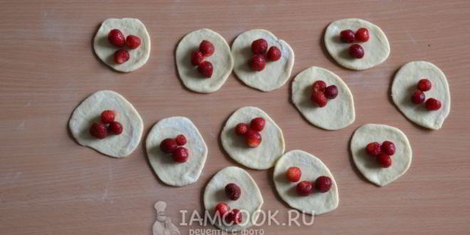 Рецепт вареников с клубникой на кефире