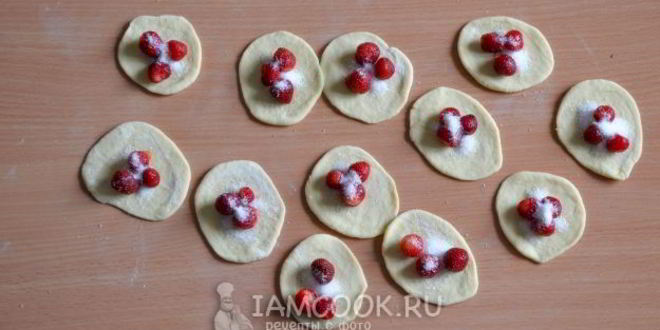 Рецепт вареников с клубникой на кефире