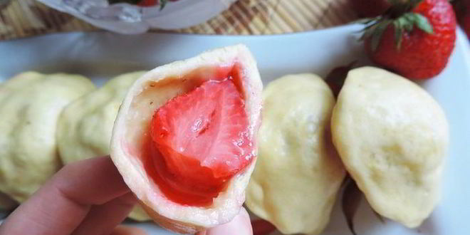 Рецепт вареников с клубникой на пару