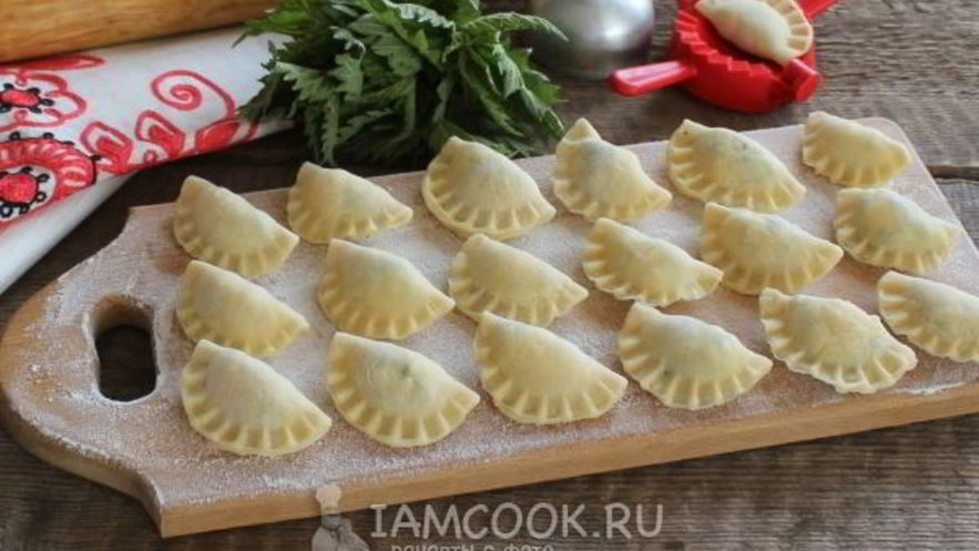 Рецепт вареников с крапивой, творогом и сыром