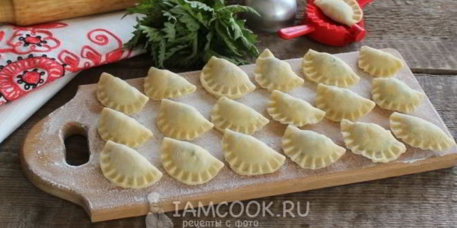 Рецепт вареников с крапивой, творогом и сыром