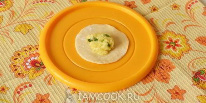 Рецепт вареников с сырой картошкой и сыром