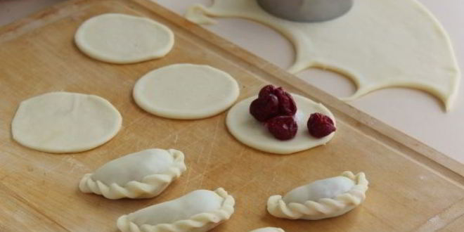 Рецепт вареников с вишней из теста на воде