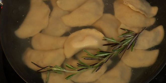 Рецепт вареников со свининой и зелеными сливами