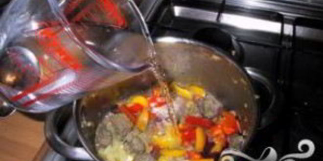 Рецепт жаркого из говядины с чечевицей и красным вином