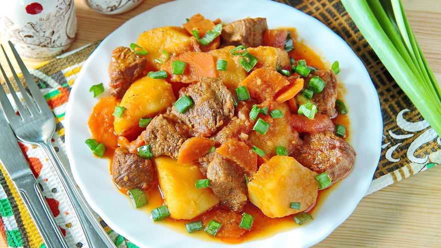 Рецепт жаркого из говядины с зеленым луком