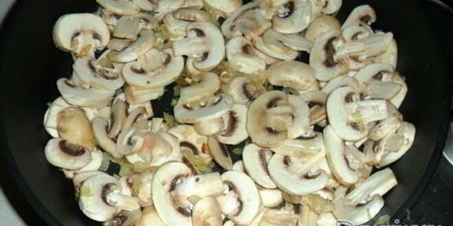 Рецепт жаркого из курицы с грибами и картофелем в горшочках