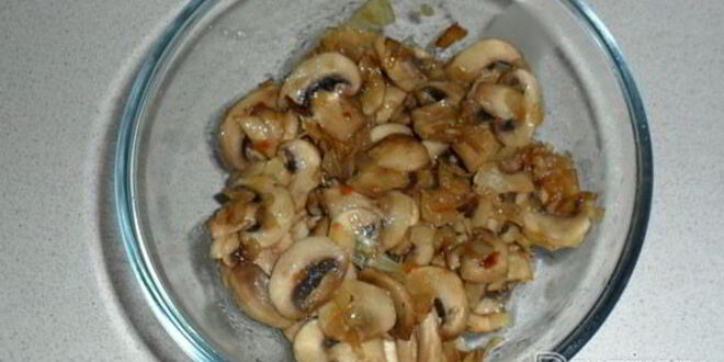 Рецепт жаркого из курицы с грибами и картофелем в горшочках