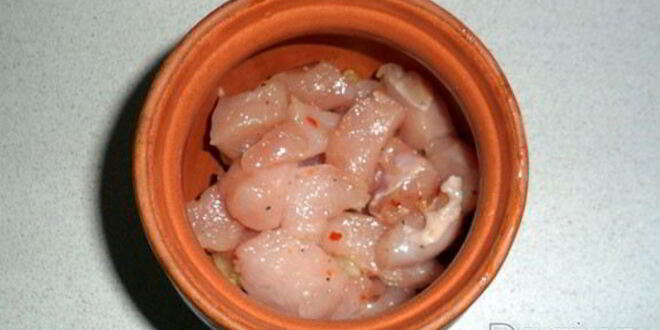 Рецепт жаркого из курицы с грибами и картофелем в горшочках