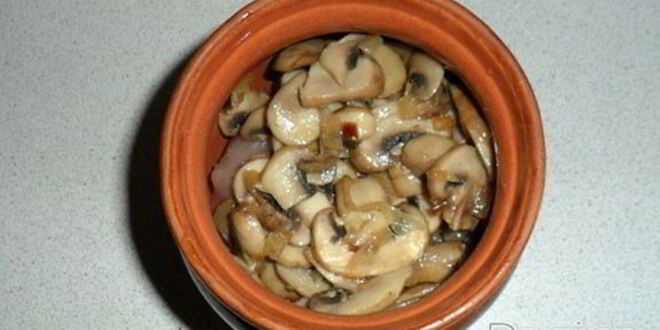 Рецепт жаркого из курицы с грибами и картофелем в горшочках