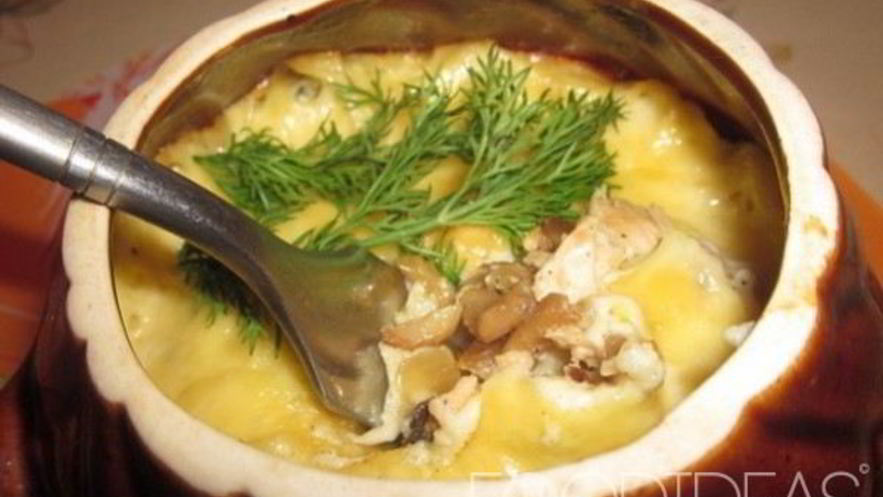 Рецепт жаркого из курицы с грибами в горшочках