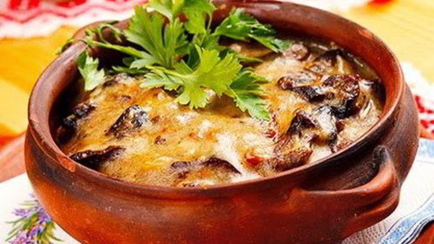 Рецепт жаркого из сердечек с шампиньонами в горшочке