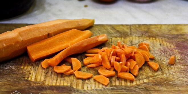 Рецепт жаркого с курицей и черносливом в горшочках