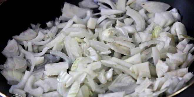 Рецепт жаркого с курицей и черносливом в горшочках