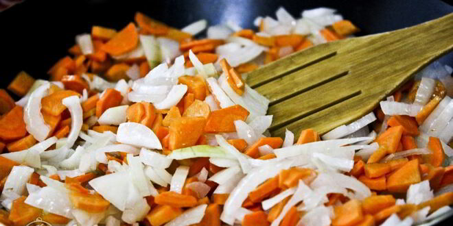 Рецепт жаркого с курицей и черносливом в горшочках