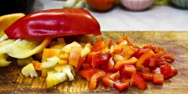 Рецепт жаркого с курицей и черносливом в горшочках