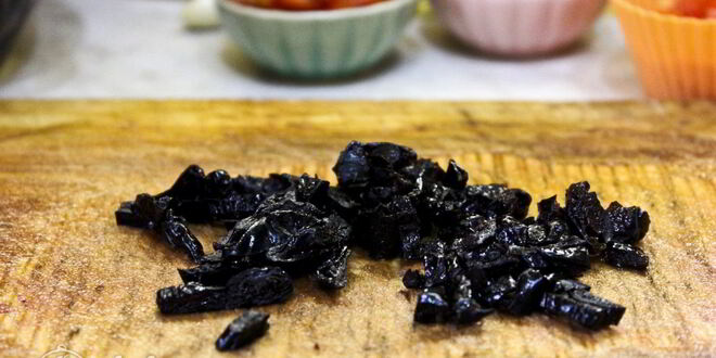 Рецепт жаркого с курицей и черносливом в горшочках