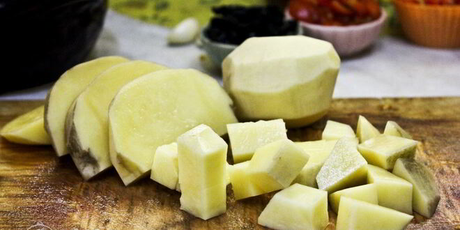 Рецепт жаркого с курицей и черносливом в горшочках