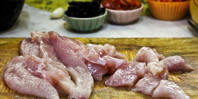 Рецепт жаркого с курицей и черносливом в горшочках