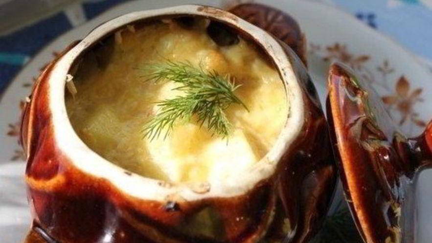 Рецепт жаркого в горшочке с сыром и зеленью