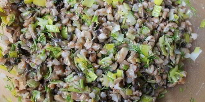 Рецепт куриных зраз с грибами и гречкой и овощное соте на гарнир