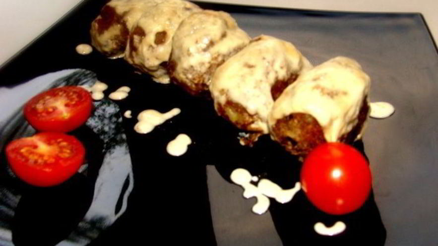 Рецепт мясных зраз с лесными грибами под сливочным соусом с сыром джюгас