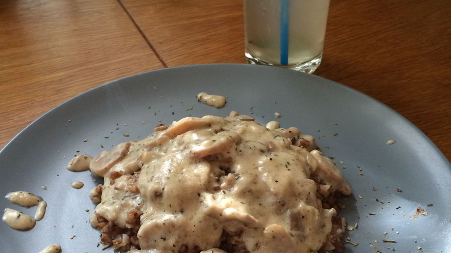 Рецепт гречки с грибами и белым соусом