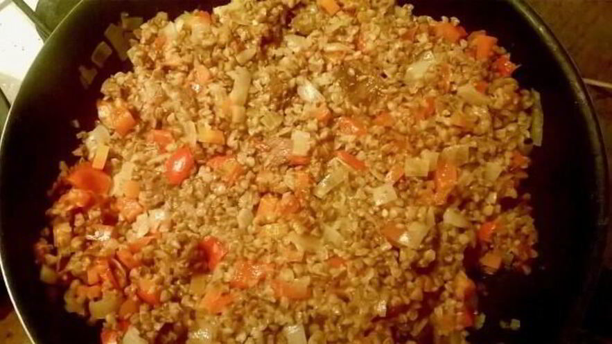 Рецепт каши гречневой с овощами и тушенкой