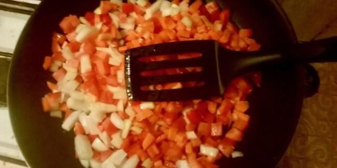 Рецепт каши гречневой с овощами и тушенкой