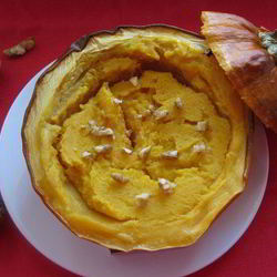 Рецепт Каши из тыквы в тыквенном горшочке с грецкими орехами