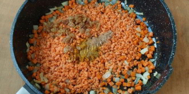 Рецепт каши из красной чечевицы с морковью и изюмом