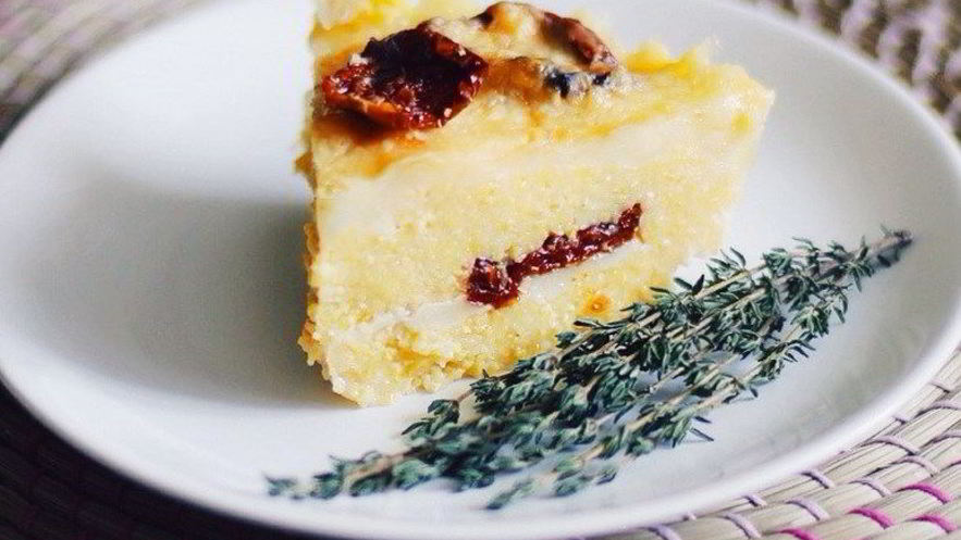 Рецепт поленты с моцареллой, вялеными помидорами и пряными травами