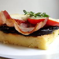 Полента с сезонными овощами и беконом